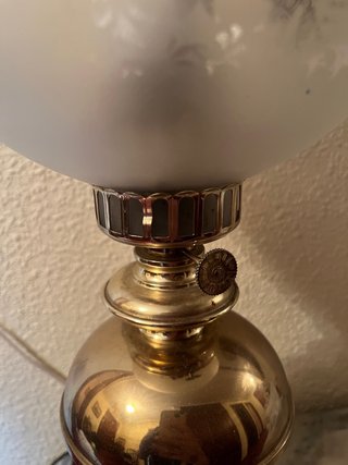Lámpara de mesa dorada y cristal