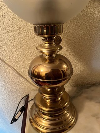Lámpara de mesa dorada y cristal