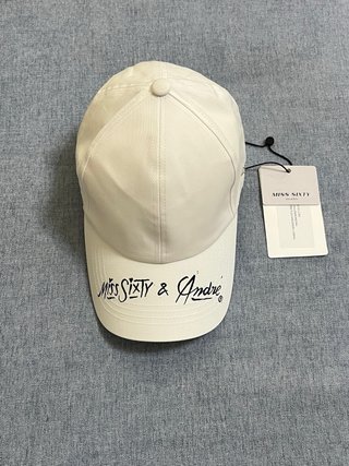Cappello Miss Sixty bianco con scritte