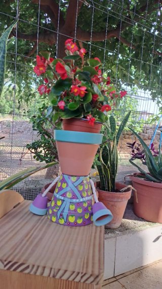 Vasi in terracotta dipinti a mano
