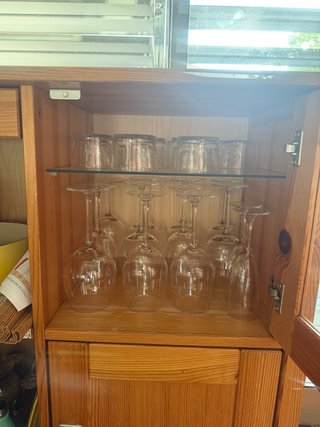 Aparador de madera y cristal Ikea