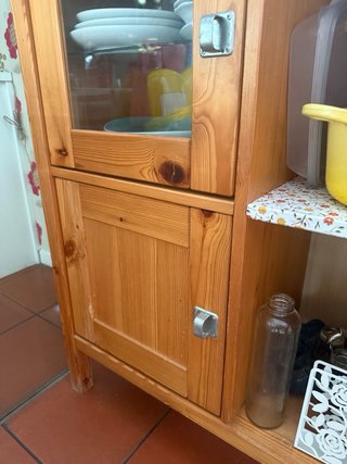 Aparador de madera y cristal Ikea