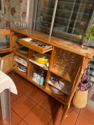 Aparador de madera y cristal Ikea