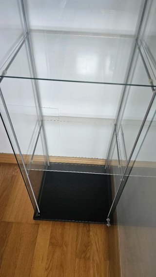 Vitrina Ikea cristal y madera negra