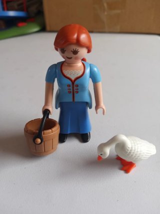 Playmobil Aldeana Belén con Cubo y Ganso