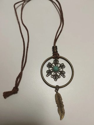 Collar con colgante de pluma y flor