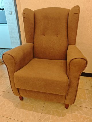 Sillón orejero mecedora muy cómodo beige