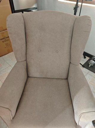 Sillón orejero mecedora muy cómodo beige