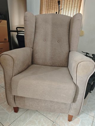 Sillón orejero mecedora muy cómodo beige