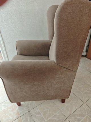 Sillón orejero mecedora muy cómodo beige