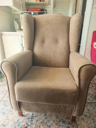 Sillón orejero mecedora muy cómodo beige