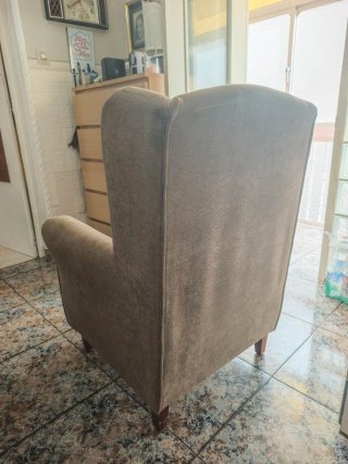 Sillón orejero mecedora muy cómodo beige