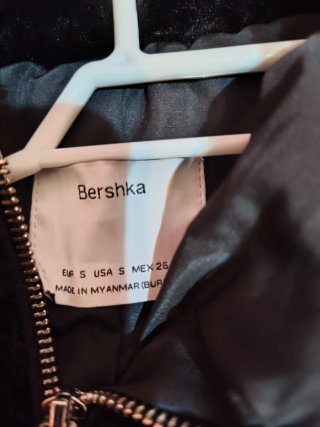 Abrigo pelo sintético con capucha