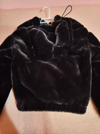 Abrigo pelo sintético con capucha