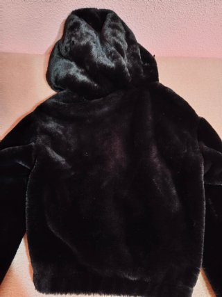 Abrigo pelo sintético con capucha