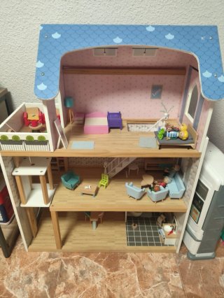 Casita de muñecas de madera