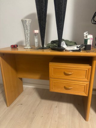 Escritorio de madera con cajones