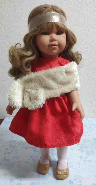 Muñeca rubia vestido rojo y echarpe