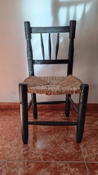 Sillas (2) de madera con asiento de yute