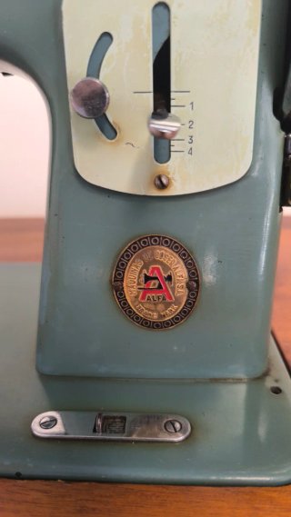 MAQUINA DE COSER ALFA ANTIGUA