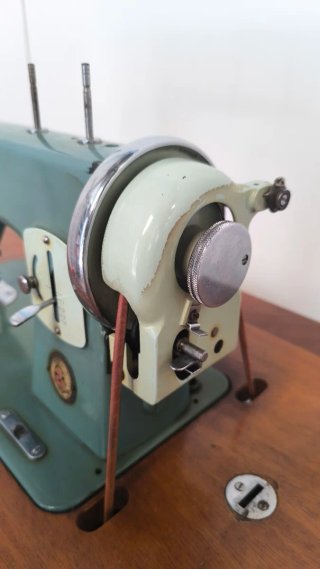 MAQUINA DE COSER ALFA ANTIGUA