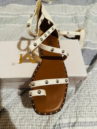 Sandalias blancas con tachuelas T.37