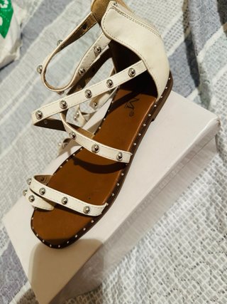 Sandalias blancas con tachuelas T.37