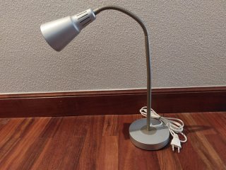 Lámpara de escritorio flexible gris