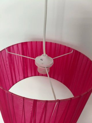 Lampada a sospensione con tessuto fucsia e bianco