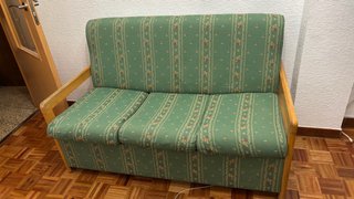 Regalo sofá de tela verde con detalles florales