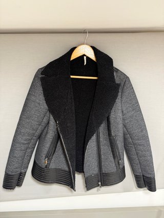 Chaqueta chico gris y negra
