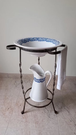 Palanganero de cerámica y metal