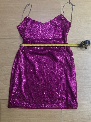 Vestido Morado Brillante con Tirantes Metálicos
