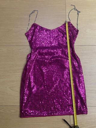 Vestido Morado Brillante con Tirantes Metálicos