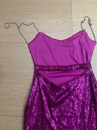 Vestido Morado Brillante con Tirantes Metálicos