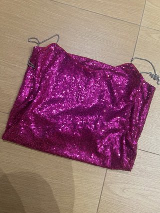 Vestido Morado Brillante con Tirantes Metálicos