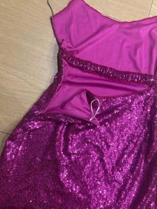 Vestido Morado Brillante con Tirantes Metálicos