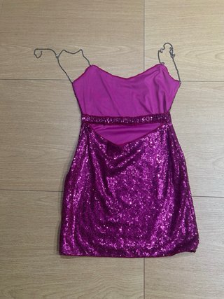 Vestido Morado Brillante con Tirantes Metálicos