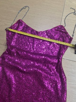 Vestido Morado Brillante con Tirantes Metálicos