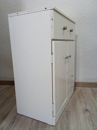 Armario blanco con cajones y puertas