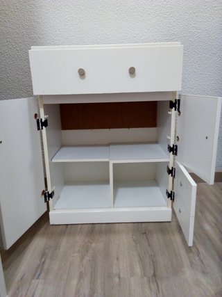 Armario blanco con cajones y puertas