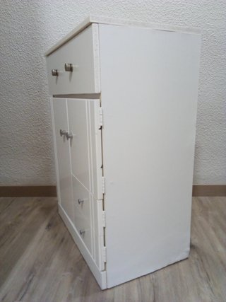 Armario blanco con cajones y puertas