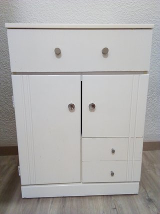 Armario blanco con cajones y puertas