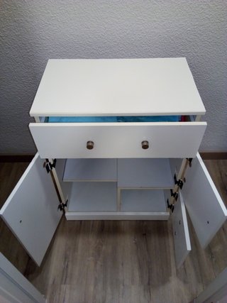 Armario blanco con cajones y puertas