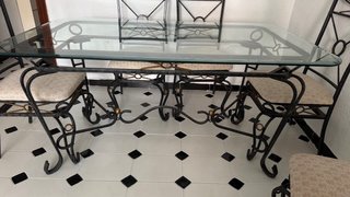 Mesa de comedor de hierro forjado y cristal