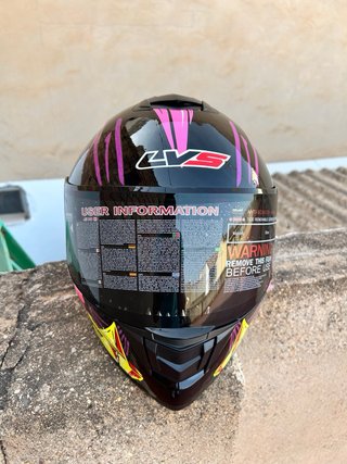 Casco de moto con diseño