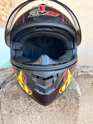 Casco de moto con diseño