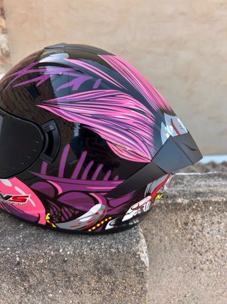 Casco de moto con diseño
