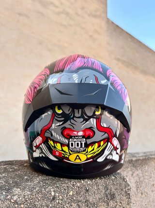 Casco de moto con diseño