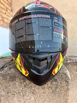 Casco de moto con diseño